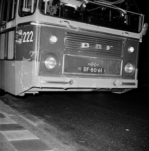 831211 Afbeelding van de beschadigde voorkant van een autobus vanwege een aanrijding met een personenwagen op de hoek ...